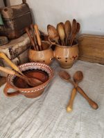 Drevené kuchynské náradie a misky na prípravu jedál, ideálne pre tradičné slovenské kuchyne a rustikálny štýl.