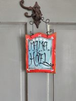 Farebné drevené označenie "Mama Hotel" na dverách, ideálne pre detské izby alebo herne.