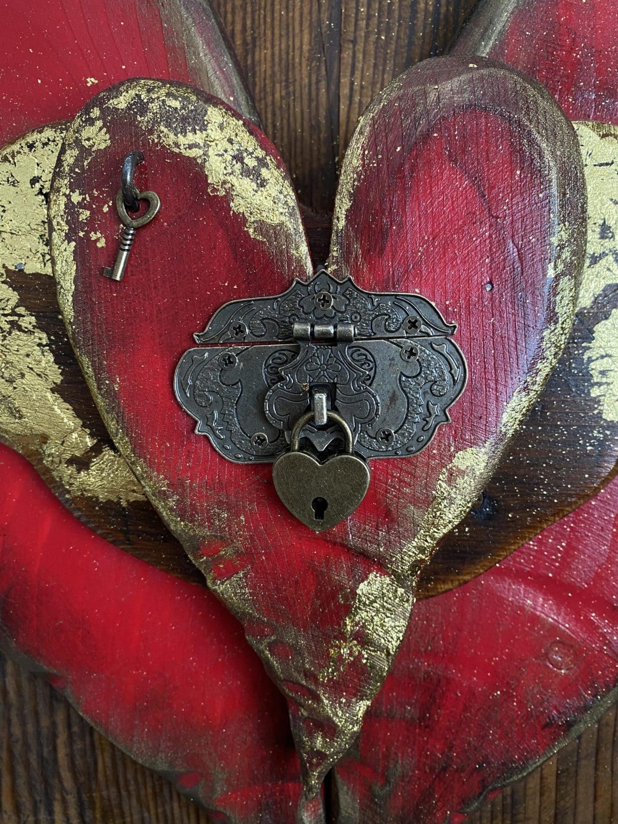 Drevené srdce s kovovým zámkom a kľúčom, dekoratívny prvok na stene, rustikálny štýl, handmade.