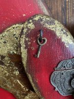 Drevené srdce s kľúčom na vintage povrchu, ručne vyrobené dekorácie, originálny darček.